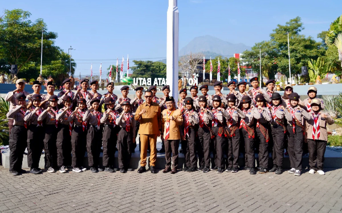 Thumbnail Berita - Bawa Nama Kota Batu ke Jamnas XII, Wali Kota Cak Nur Minta Kontingen Pramuka Tunjukkan Prestasi