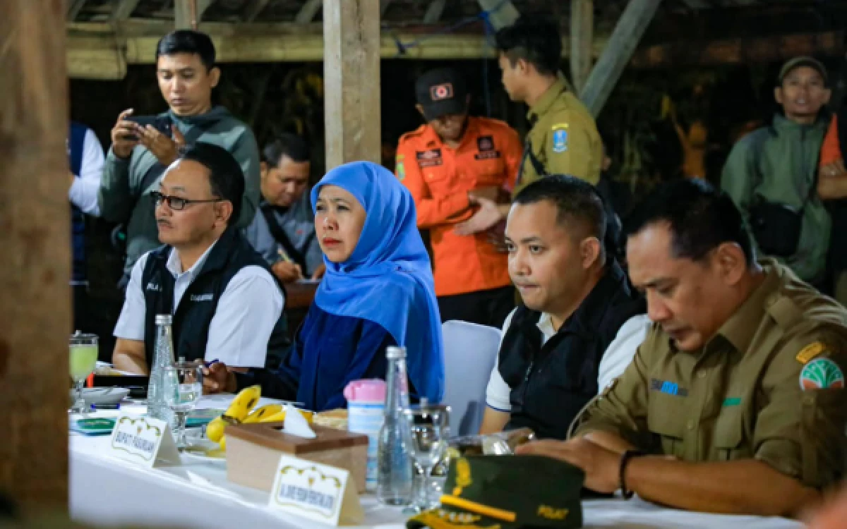 Thumbnail Berita - Gubernur Khofifah Tinjau Penanganan Karhutla Tahura R. Soerjo di Pasuruan, Gubernur Khofifah Tekankan Keselamatan Petugas hingga Terbitkan SE Salat Istisqa