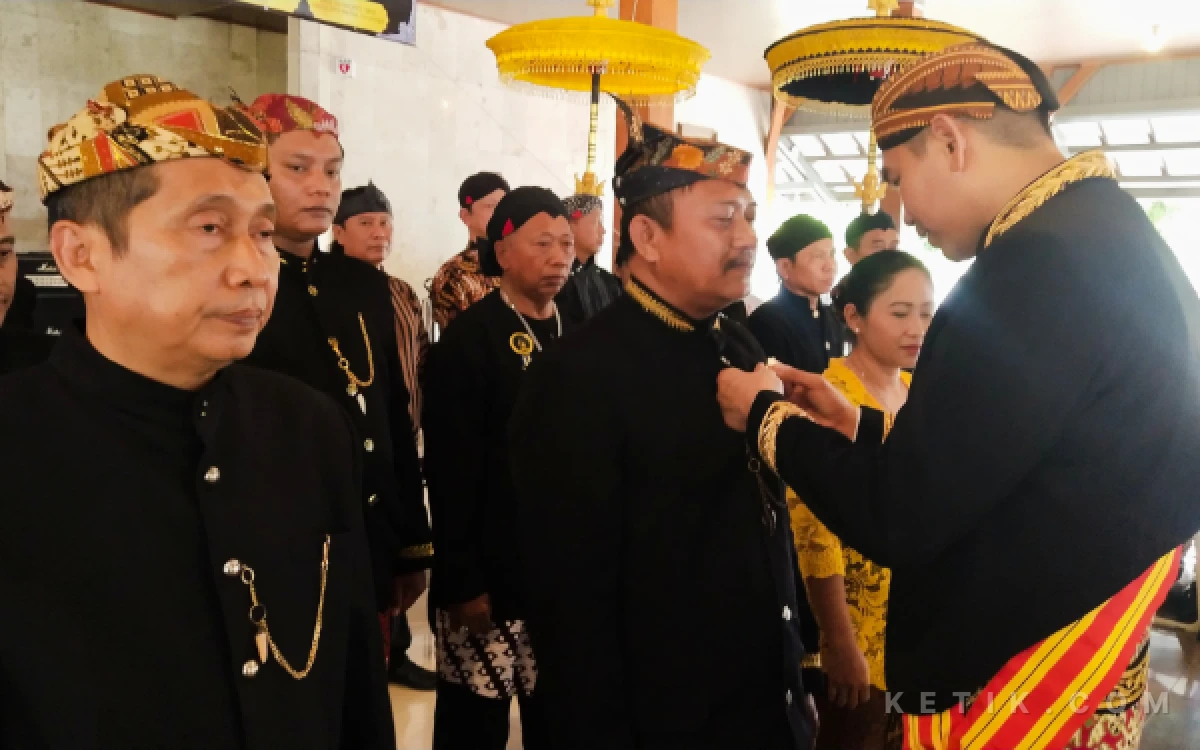 Foto Ketua DPW Matra Jawa Timur menyematkan Pin Matra sebagai tanda jabatan Pengurus Dewan Pimpinan Daerah Matra Surabaya. (Foto : Sutejo Rc/ketik.com)