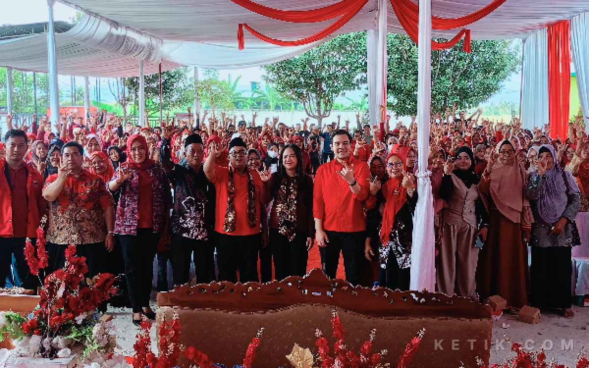 Foto Mas Kaisar foto bersama masyarakat usai meresmikan jalan di Padangsari Majenang Cilacap. (Foto: Nani Eko/ketik.com)