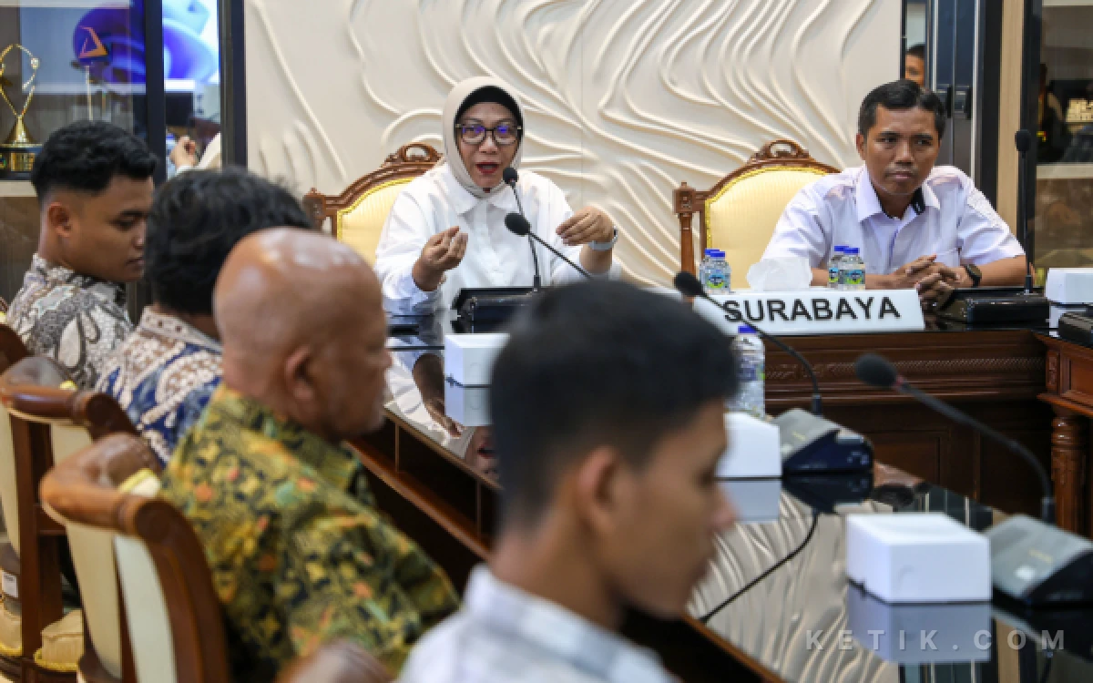 Foto Bisukma Kurniawati memberikan arahan saat audiensi sekaligus pelepasan kontingen di Ruang Rapat Sekretaris Daerahpada para atlit. (Foto : Kominfo Kota Surabaya for ketik.com)