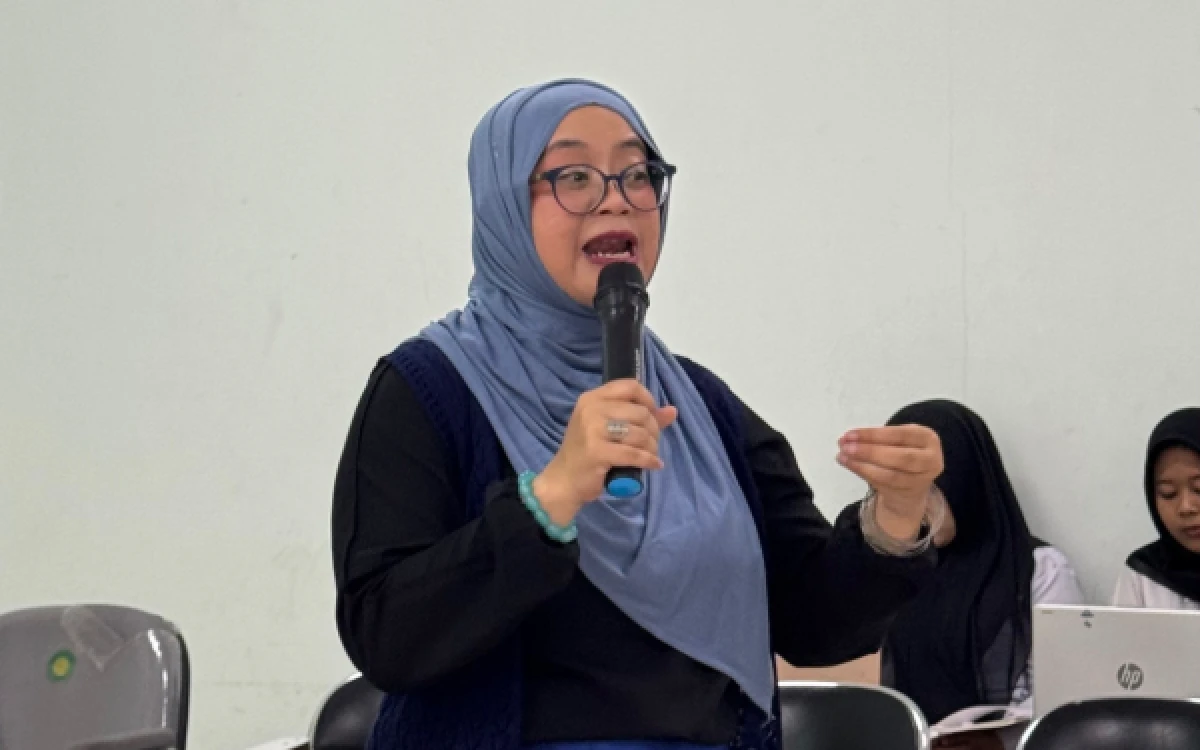 Foto Dr. Dhia Al-Uyun, S.H., M.H. membawakan dua materi utama, yakni Teori dan Teknik Perancangan Perundang-Undangan serta Praktik Perancangan Perundang-Undangan. (Foto: Fakultas Syariah UIN Malang)