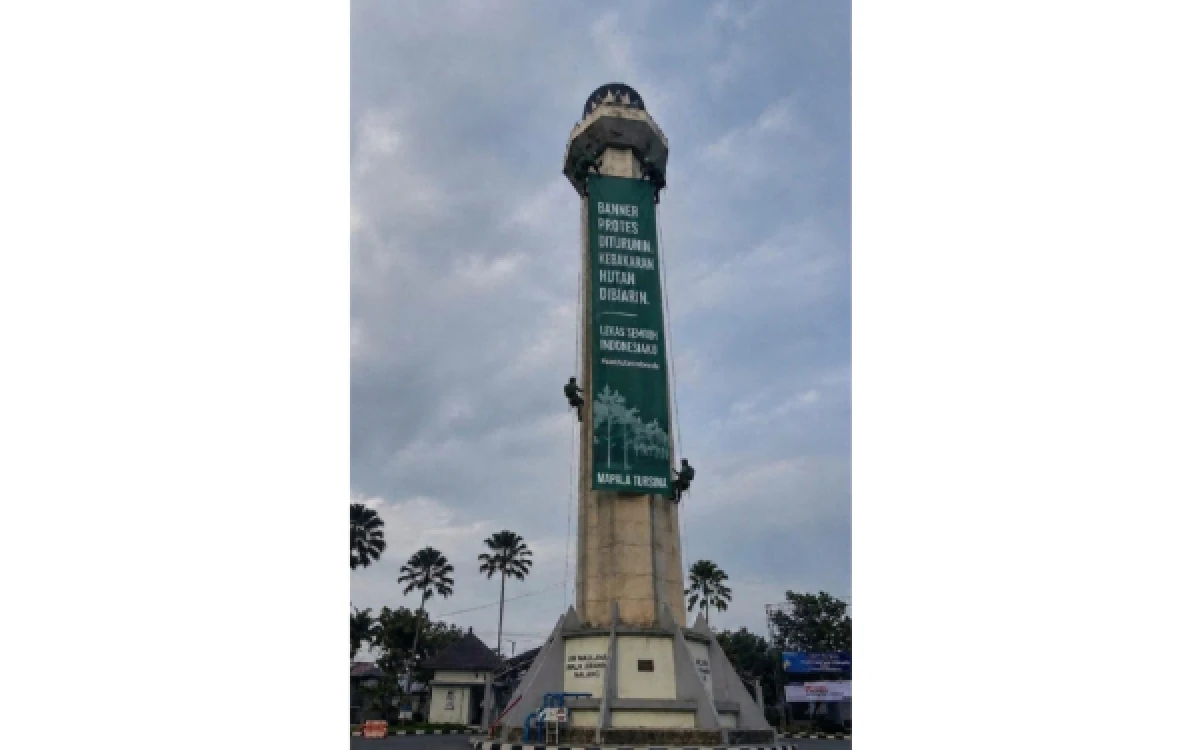 Foto Bentuk keseluruhan tower UIN Malang dengan banner hijau hasil AI. (Foto: Istimewa)