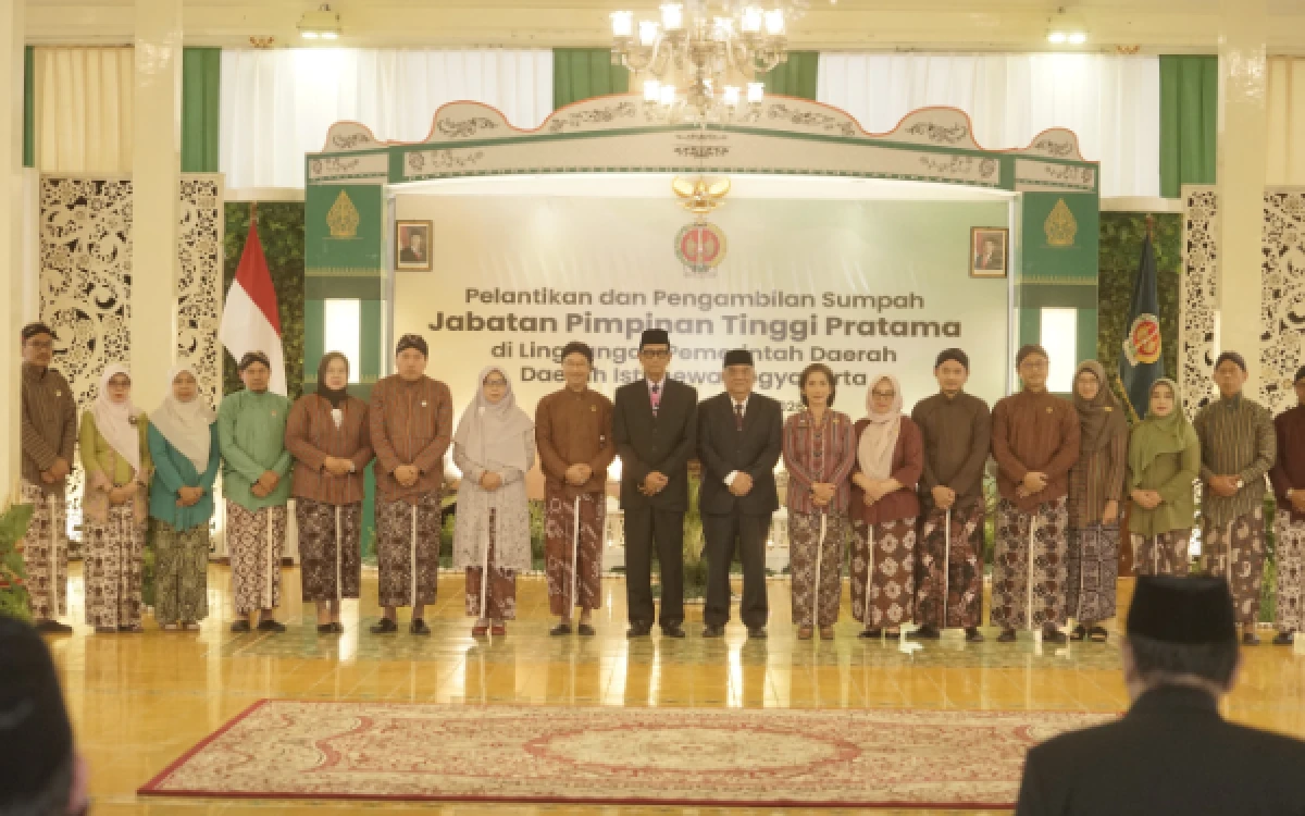 Foto Sinergi dan komitmen baru untuk Yogyakarta. Gubernur DIY Sri Sultan HB X dan Wagub  KGPPA Paku Alam X bersama para Pejabat Pimpinan Tinggi Pratama Pemda DIY usai pelantikan di Bangsal Kepatihan. (Foto: Pemda DIY for Ketik.com)