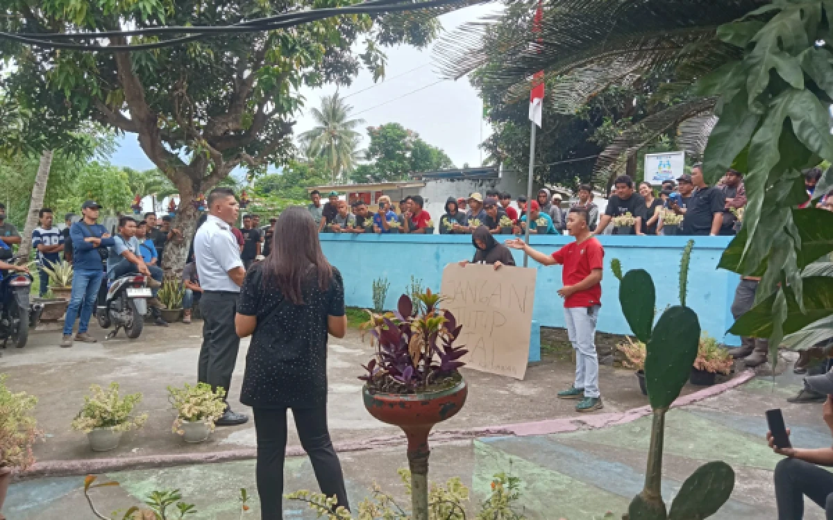 Thumbnail Berita - Ratusan Karyawan PT Futai Bitung Minta Solusi, Tak Digaji Setelah Akses Perusahaan Ditutup