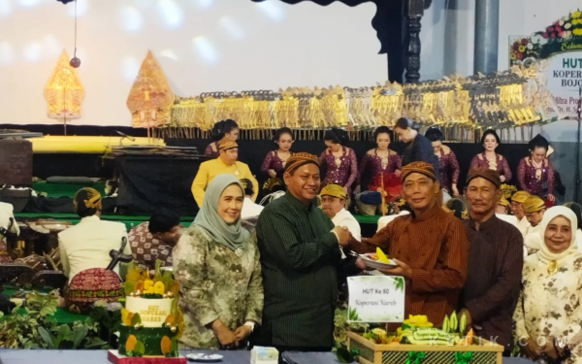 Thumbnail Berita - Koperasi Kareb Bojonegoro Rayakan HUT Ke-50, Beri Penghargaan Anggota Senior