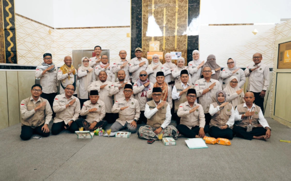 Foto Rektor UIN Malang,  Prof. Dr. Hj. Ilfi Nur Diana, M.Si., bersama tim Amirul Haj mendorong budaya haji ramah lingkungan pada momentum haji 2026. (Foto: Humas UIN)