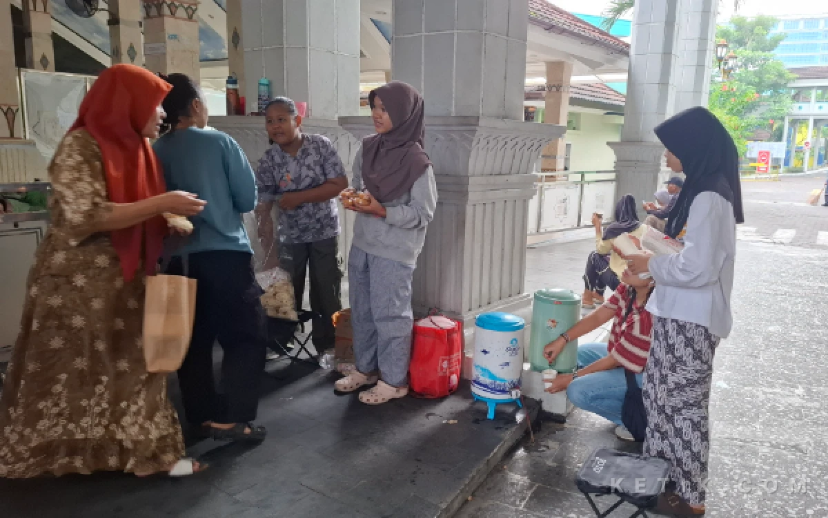 Foto Para relawan remaja yang terdiri dari Yoa, Gina, Alika, dan Mira turut terlibat dalam pembagian sarapan gratis di RSUP Dr Sardjito, Yogyakarta, Minggu 14 Juni 2026. Kehadiran generasi muda ini memberikan suntikan energi positif dalam agenda bakti soial. (Foto: Fajar R/Ketik.com)