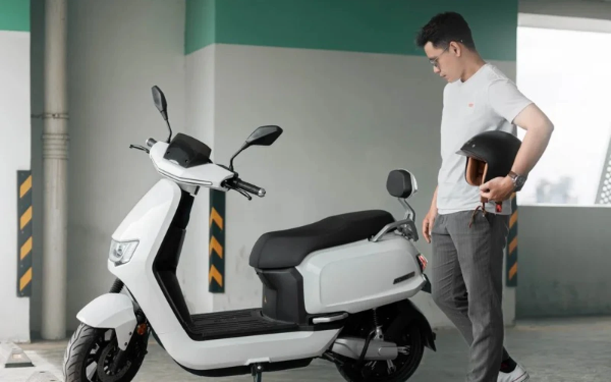 Thumbnail Berita - Harga Pertamax Naik Jadi Rp16.250, Pegawai Swasta di Bekasi Pilih Beralih ke Motor Listrik