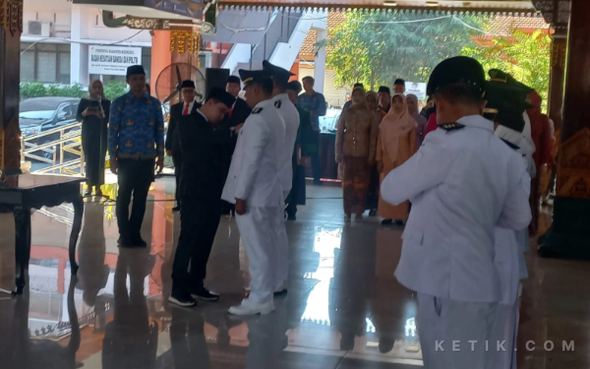 Thumbnail Berita - Bupati Mojokerto Muhammad Al-Barra Lantik 16 Pejabat Struktural, Pastikan Tak Ada Jual Beli Jabatan