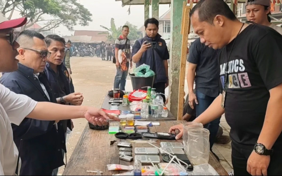 Foto Tim gabungan dari kepolisian dan Badan Narkotika Nasional (BNN)t saat mengamankan barang bukti saat penggerbekan di Jalan KH Wahid Hasyim, Lorong Jayalaksana, Kelurahan 3-4 Ulu, Kecamatan Seberang Ulu (SU) I, Sabtu 10 Oktober 2026. (Foto : Yola/Ketik.com)