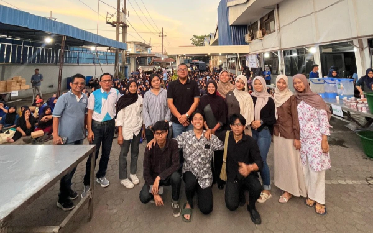 Foto Potret Foto  Bersama Owner dan Jajaran Karyawan PT Blue Ocean Foods  Indonesia (Foto : Mahasiswa PSDKU UB Kediri)