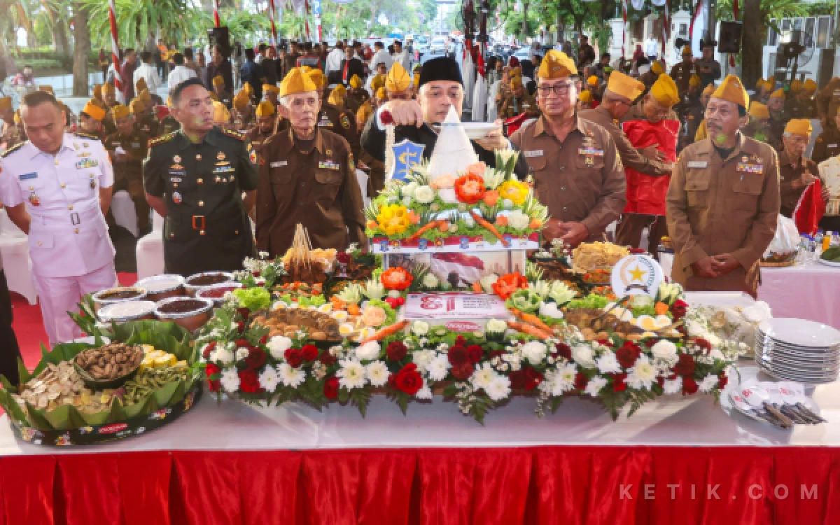 Thumbnail Berita - Malam HUT Ke-81 RI, Surabaya Teguhkan Persatuan dan Kenang Pengorbanan Veteran