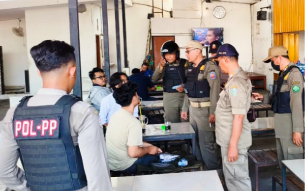 Foto Sejumlah remaja kaget saat Satpol PP Sidoarjo dan Satpol PP Jatim datang merazia mereka di salah satu warkop kawasan Siwalanpanji, Buduran,  Sidoarjo. (Foto: Satpol PP Sidoarjo)
