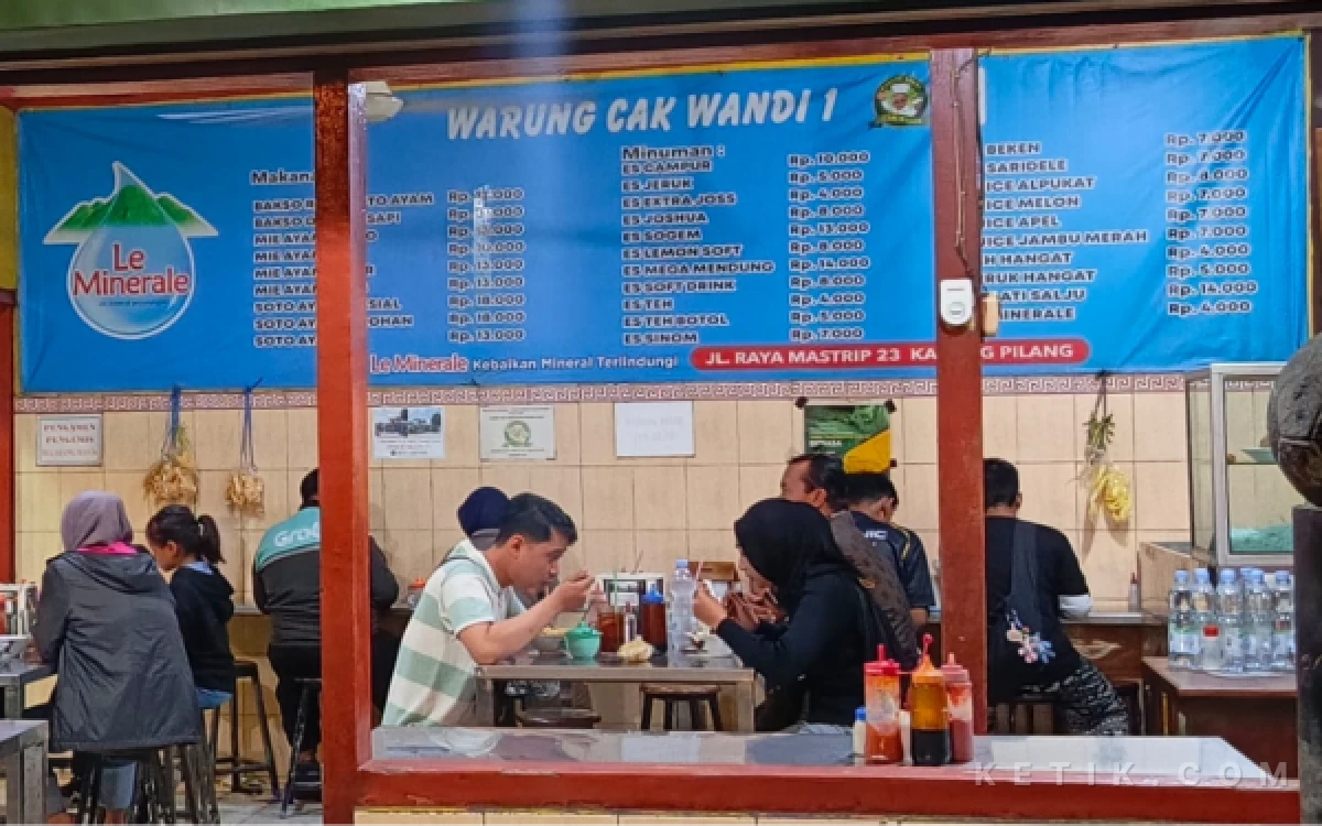 Foto Suasana Warung Cak Wandi Cabang 1 yang menjadi salah satu pilihan tempat makan bakso. (foto : Cyrila Tabina/ketik.com)