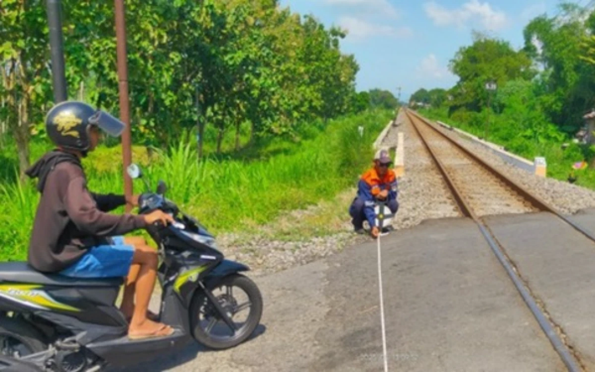 Thumbnail Berita - KAI Perbaiki Geometri Tiga Perlintasan Sebidang di Kabupaten Kediri, Masyarakat Diminta Hati-hati
