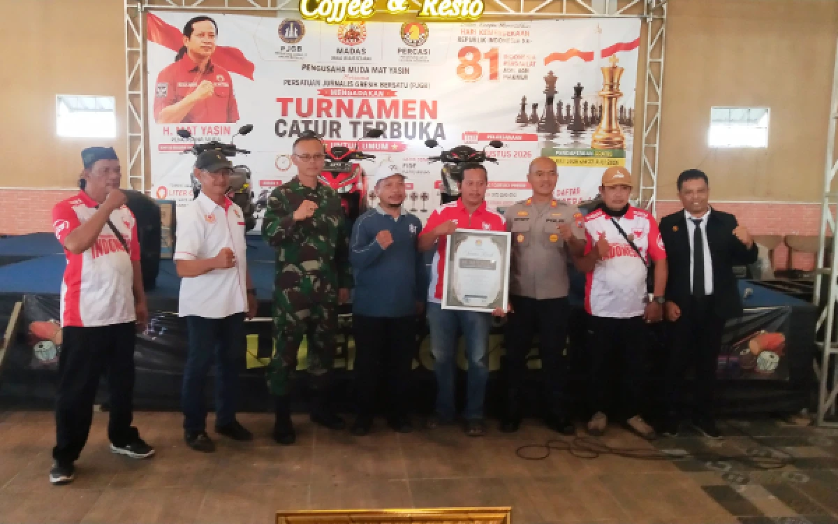 Foto H Mat Yasin membawa piagam bersama Forkopincam Balongpanggang, Panitia PGJP dan Percasi. (Foto : Sutejo Rc/ketik.com)