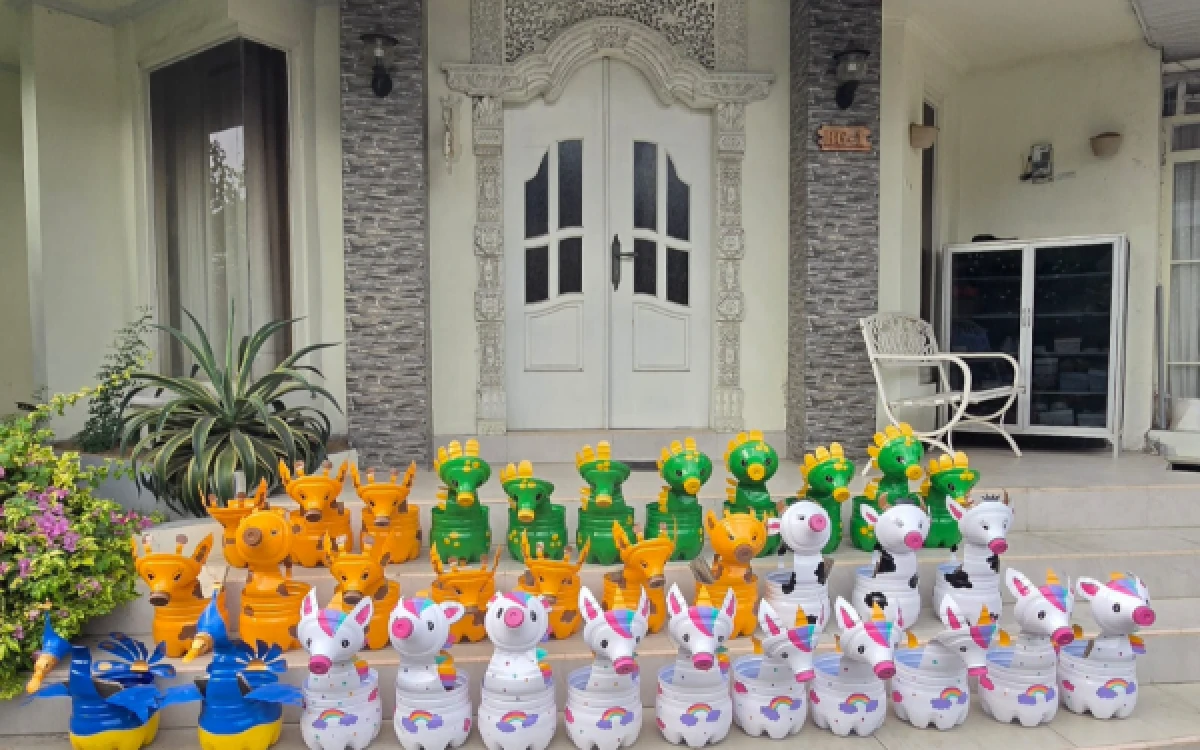 Foto Hasil karya ibu-ibu mengolah limbah galon air mineral menjadi pot tanaman karakter. (Foto: Dok. Ketik.com)