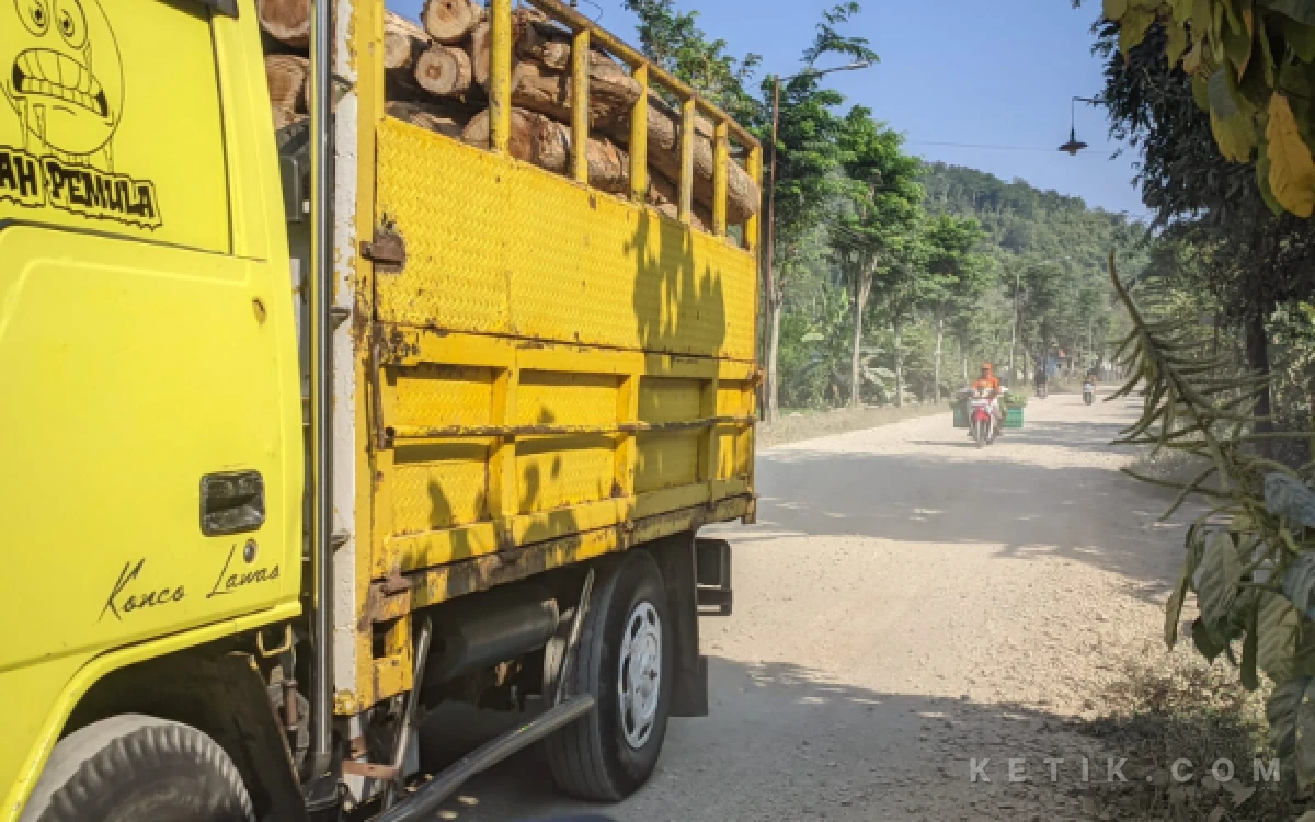 Foto Jalan Prof. Dr. Moestopo di wilayah Desa Mentoro, Kecamatan Pacitan, Kamis (11/6/2026). Kerusakan jalan yang disebut telah berlangsung tahunan itu menimbulkan debu tebal dan dikeluhkan warga karena berdampak pada kesehatan, ekonomi, serta keselamatan pengguna jalan.