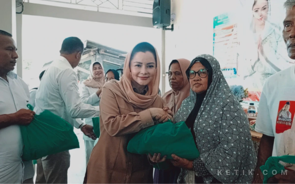 Foto Pembagian sembako untuk warga desa Paketin Sampang oleh Anggota DPR RI Novita Wijayanti. (Foto: Nani Eko/ketik.com)