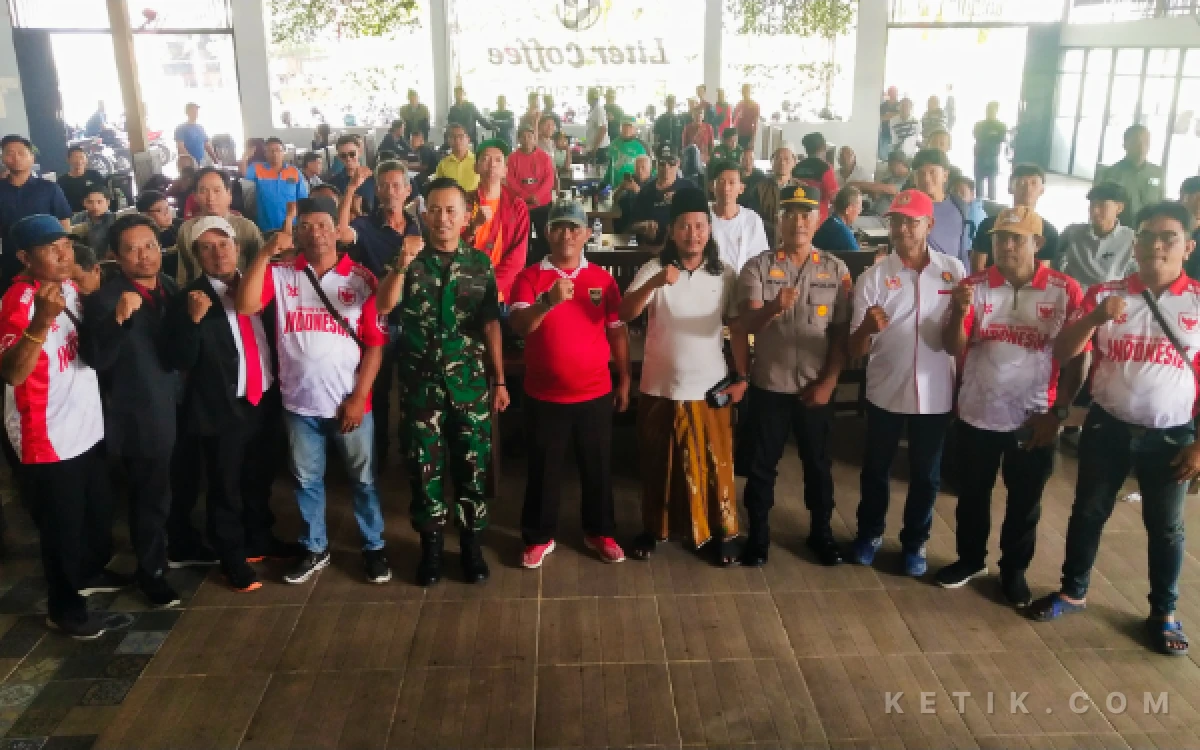 Foto Seluruh panitia dan dan peserta babak pertama Poll A foto bersama seusai pembukaan. (Foto : Sutejo Rc/ketik.com)