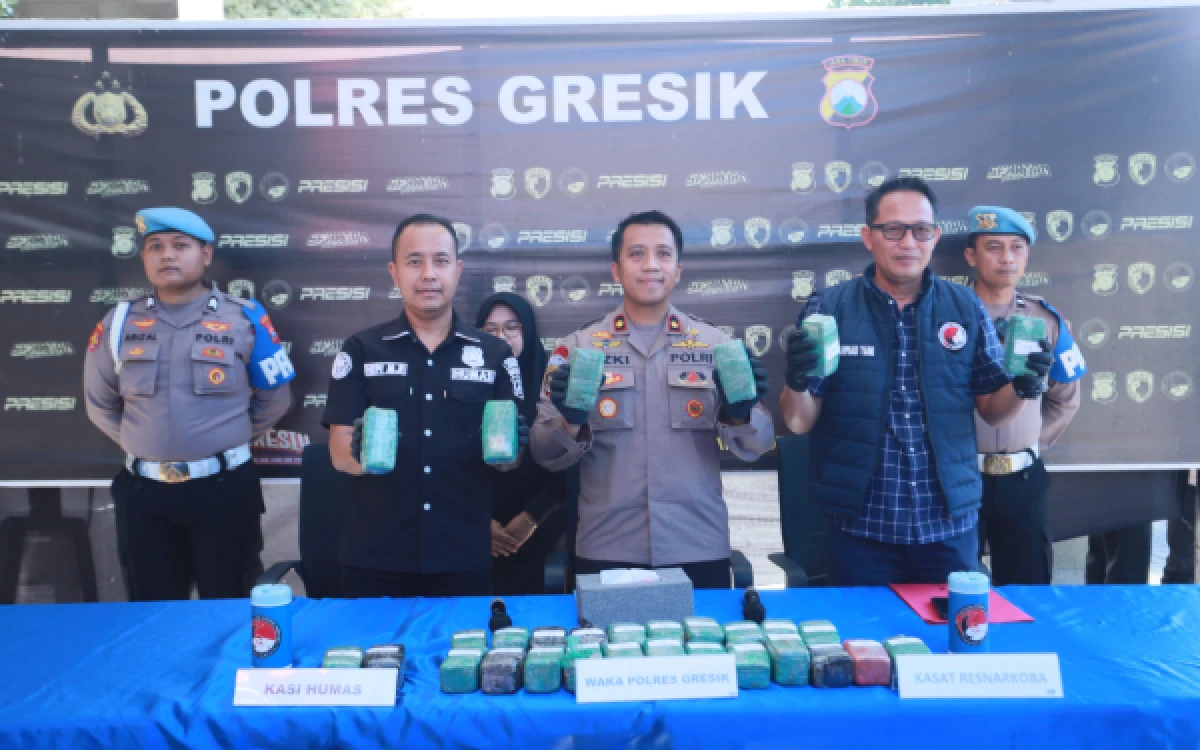 Thumbnail Berita - Polres Gresik Amankan Vespa Berisi 10,8 Kg Ganja di Gudang Ekspedisi