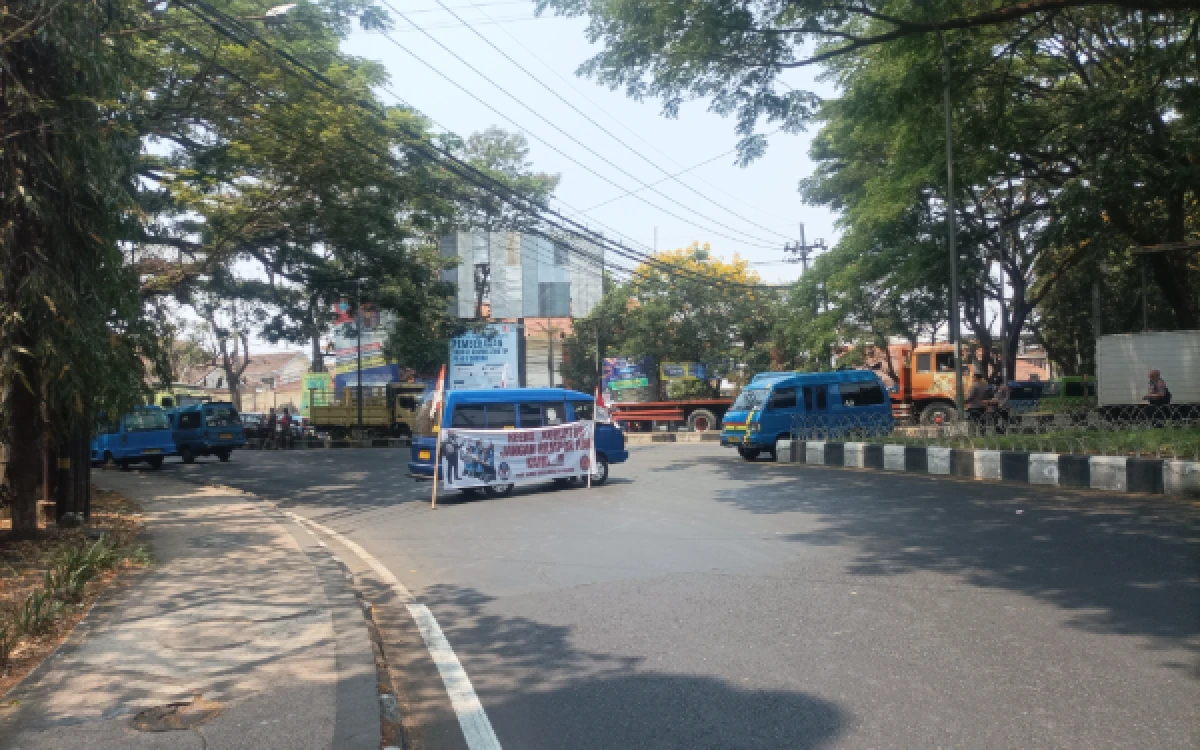 Thumbnail Berita - Demo dan Blokir Akses Terminal Arjosari, Sopir Angkot di Malang Tolak Koridor 2 Trans Jatim