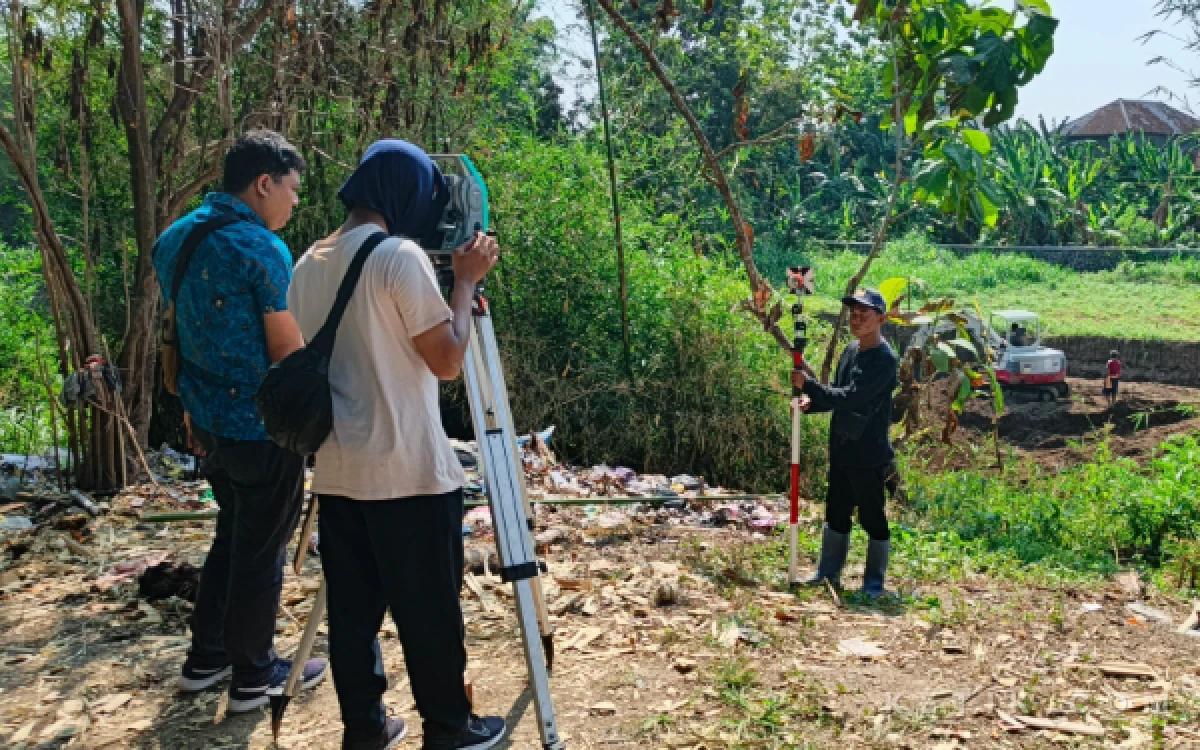 Thumbnail Berita - Viral Usai Diperbaiki Warga Swadaya, Tanggul Kritis Cikeusal Kidul Brebes Akhirnya Disurvei BBWS
