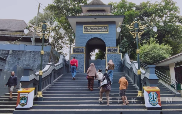 Thumbnail Berita - [FOTO] Menengok Perpaduan Tiga Budaya di Kompleks Pesarean Gunung Kawi Malang