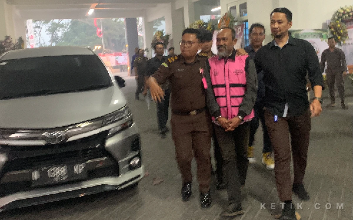 Thumbnail Berita - Berompi Merah Muda dan Terborgol, Mantan Kepala UPT Pasar Among Tani Kota Batu Resmi Tersangka Korupsi