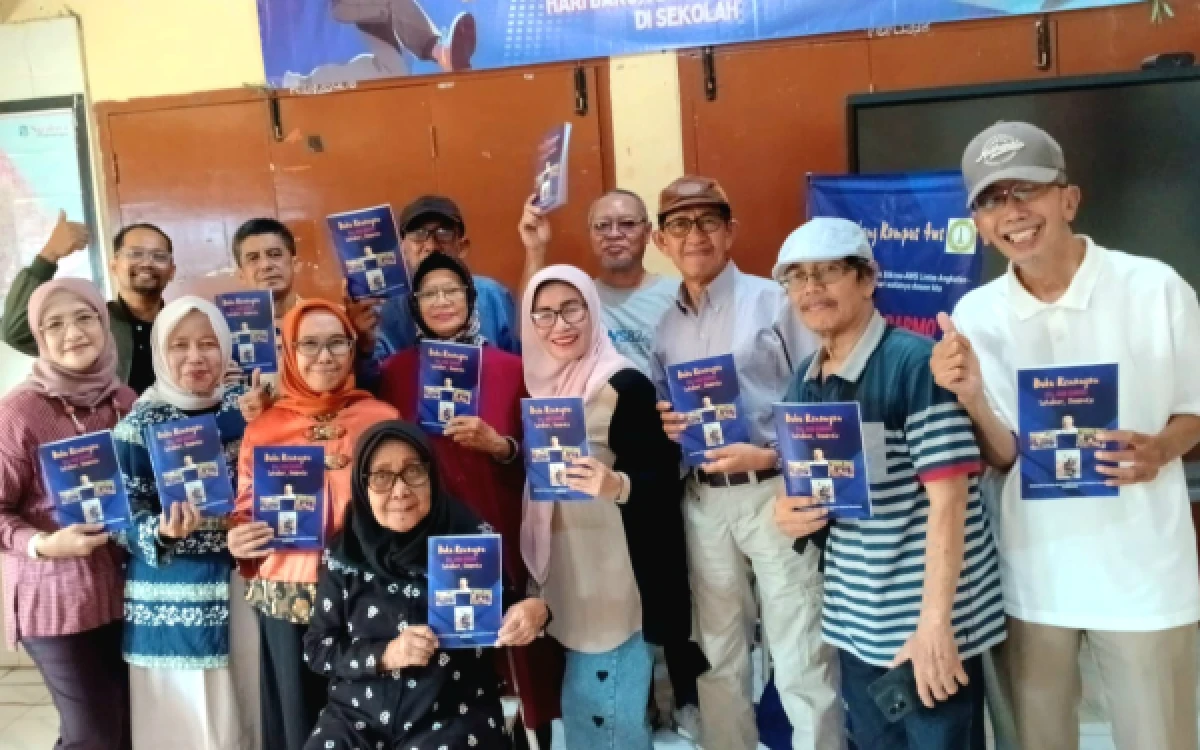 Thumbnail Reuni Sambang Kampus Kapasari 2026! Alumni STIKOSA-AWS Aktif Menulis hingga Terbitkan Buku "Kawah Pena Hebat"