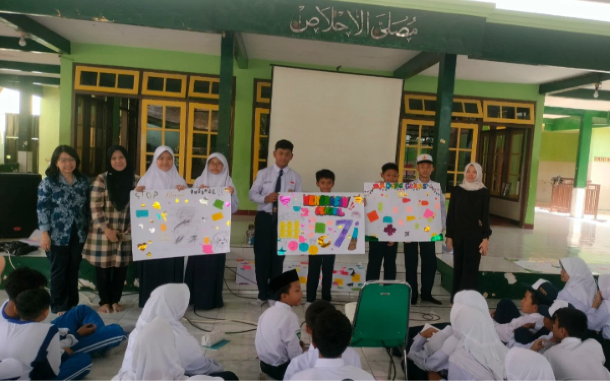 Foto Hasil Mading siswa SMPN 1 Pakis Malang dalam edukasi Tim Pengabdian Masyarakat Departemen Sosiologi FISIP Universitas Brawijaya (UB). (Foto: Tim Pengabdian Masyarakat FISIP UB)