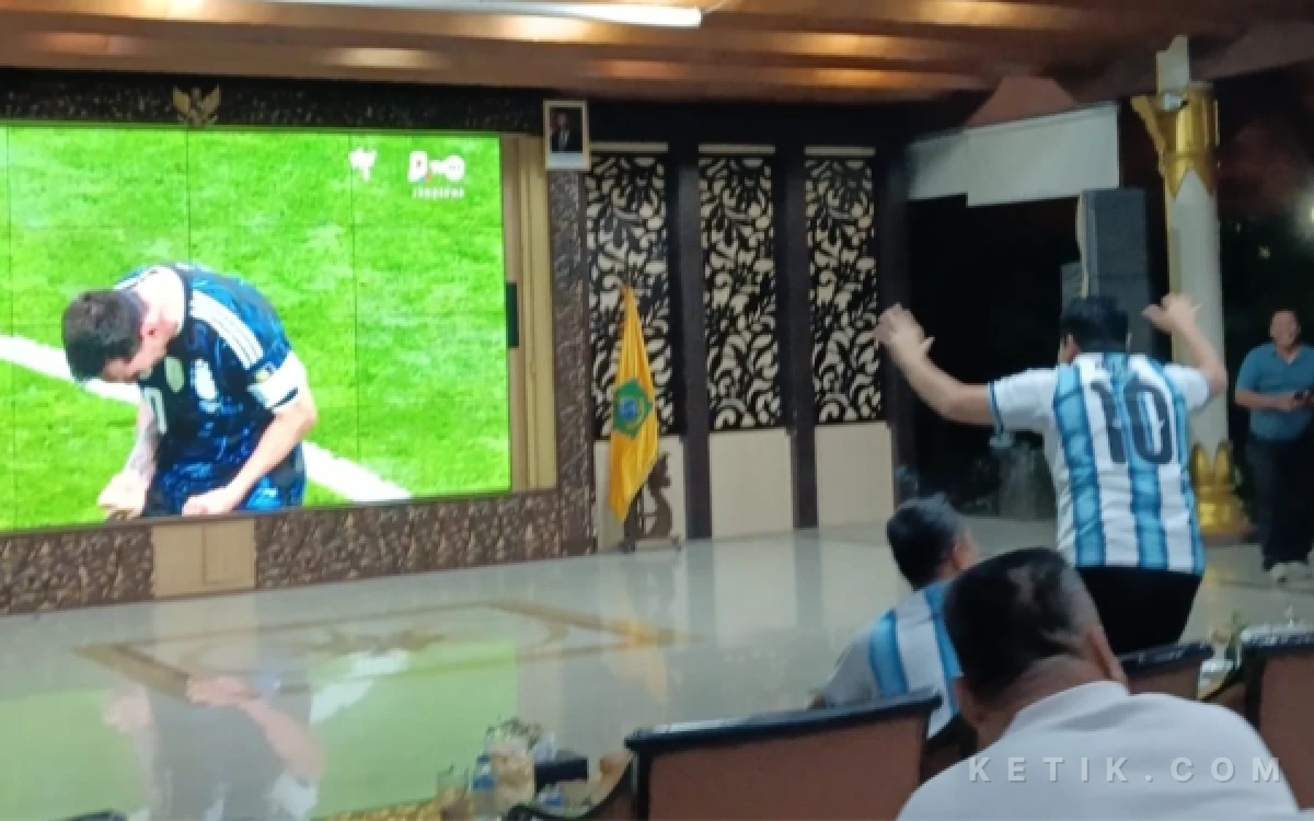 Foto Bupati Subandi melonjak gembira ala Lionel Messi yang merayakan gol Argentina ke gawang Inggris dalam semifinal Piala Dunia Kamis dini hari (16 Juli 2026). (Foto: Fathur Roziq/Ketik.com)