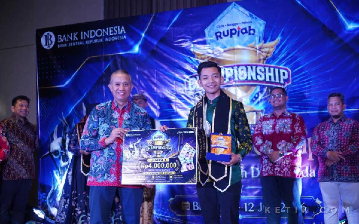 Foto Izzul saat menerima penghargaan dari pImpinan Bank Indonesia wilayah Jawa Timur. (Foto : Dok.Pribadi for ketik com)
