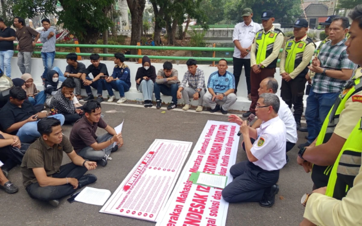 Thumbnail Berita - Geruduk Kantor Dinas ESDM Sumsel, Gemantara Desak Legalitas Pertambangan Rakyat di Muratara