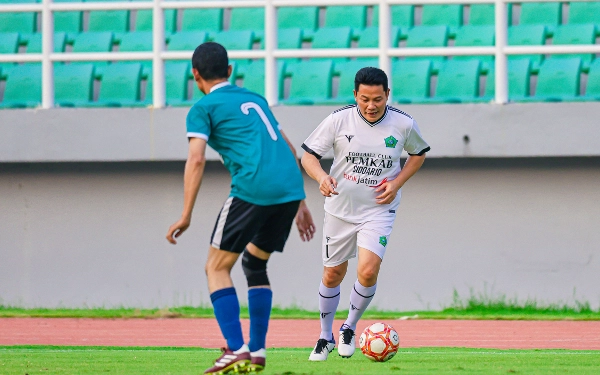 Thumbnail Bupati Sidoarjo Subandi dan Kacab Bank Jatim Sidoarjo Suyatno Jajal Skill Wartawan di GOR Delta