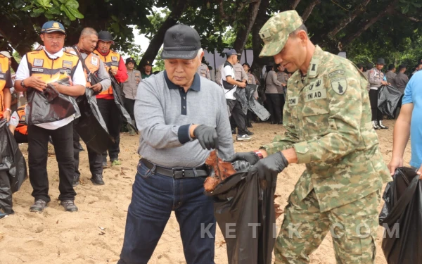 Thumbnail Berita - Kompak! Bupati Malang bersama TNI-Polri Turun Tangan Bersihkan Pantai Balekambang