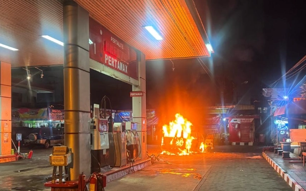 Detik-Detik Mencekam! Mobil Terbakar di SPBU Kepanjen Malang, Satu Orang Dilarikan ke RS