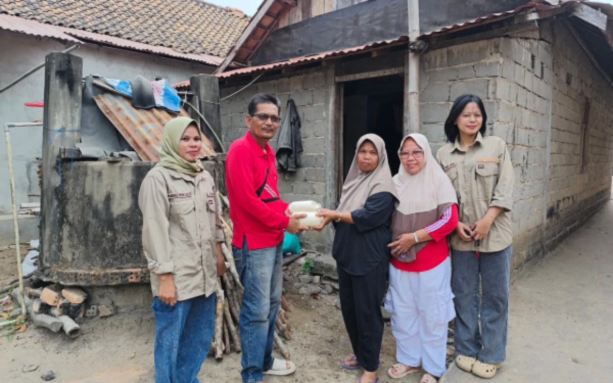 Foto Penyerahan gula dilakukan secara simbolis oleh Kepala Desa Rengas I, Bakaruddin, bersama jajaran perangkat desa, kepada masyarakat desa. (Foto:septi n /ketik.com)