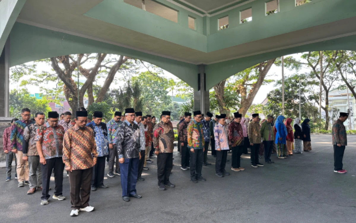 Foto Seluruh sivitas akademika UIN Malang mengikuti kegiatan upacara memperingati Hari Kesaktian Pancasila. (Foto: Humas UIN Malang)