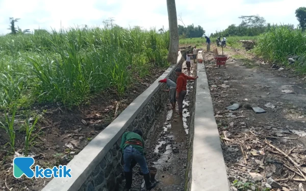 Thumbnail Berita - Perbaiki Kualitas Infrastruktur Publik, Dinas PUPR Kota Kediri Rehabilitasi Saluran Irigasi Pertanian di Kelurahan Ngletih