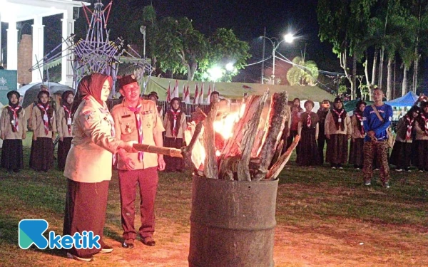 Api Unggun Tutup Jambore Santri Situbondo, Kak Ulfiyah: Nyala Kita Lambang Cahaya Persatuan