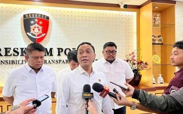 Thumbnail Berita - Bareskrim Polri Tangkap 2 WNA Pelaku Penyelundupan 1,7 Kg Narkotika Happy Water