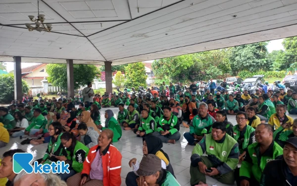 Thumbnail Berita - Dapat Bansos dari Adhi Karya, 500 Ojol DIY Titip 4 ‘PR’ Berat ke Presiden Prabowo