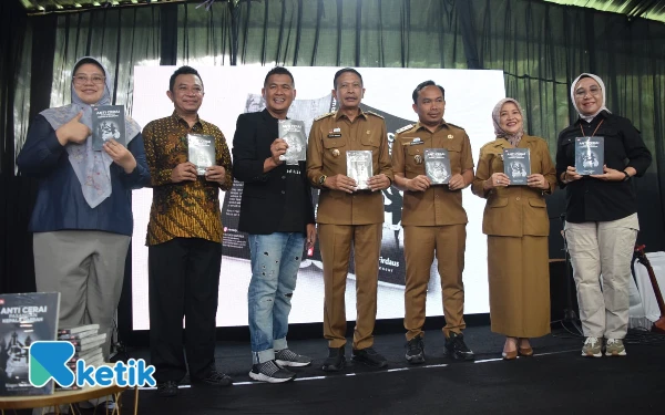 Thumbnail Berita - HUT Ke-3 Ketik.com, CEO Kiagus Firdaus Luncurkan Buku Anti Cerai Pasangan Kepala Daerah