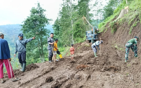 Medan Licin, Satgas TMMD Kodim 0823 Situbondo Tetap Semangat Bangun Jalan