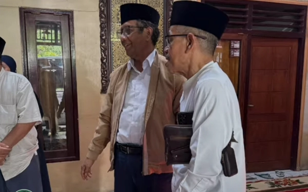 [BERITA FOTO] Pengasuh Ponpes Annuqayah Guluk-Guluk Takziah ke Rumah Mahfud MD