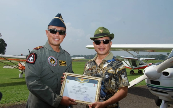 Uji Nyali Naik Pesawat FASI, Bupati Bandung Dapat Brevet Wing