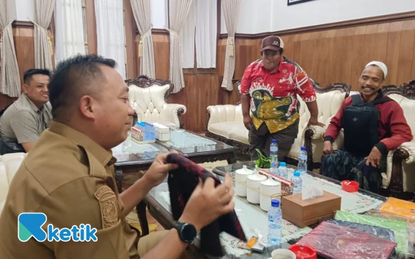 Kelompok Pembatik Disabilitas Antarkan Pesanan Batik Ciprat ke Bupati Situbondo