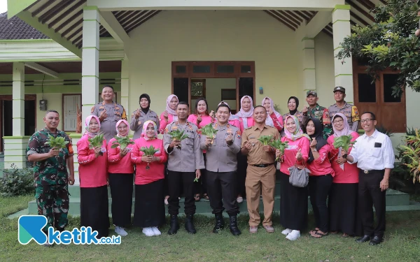 Thumbnail Berita - Perkuat Sinergi dan Ketahanan Pangan, Kapolres Blitar Tinjau Taman Toga Melati Desa Minggirsari